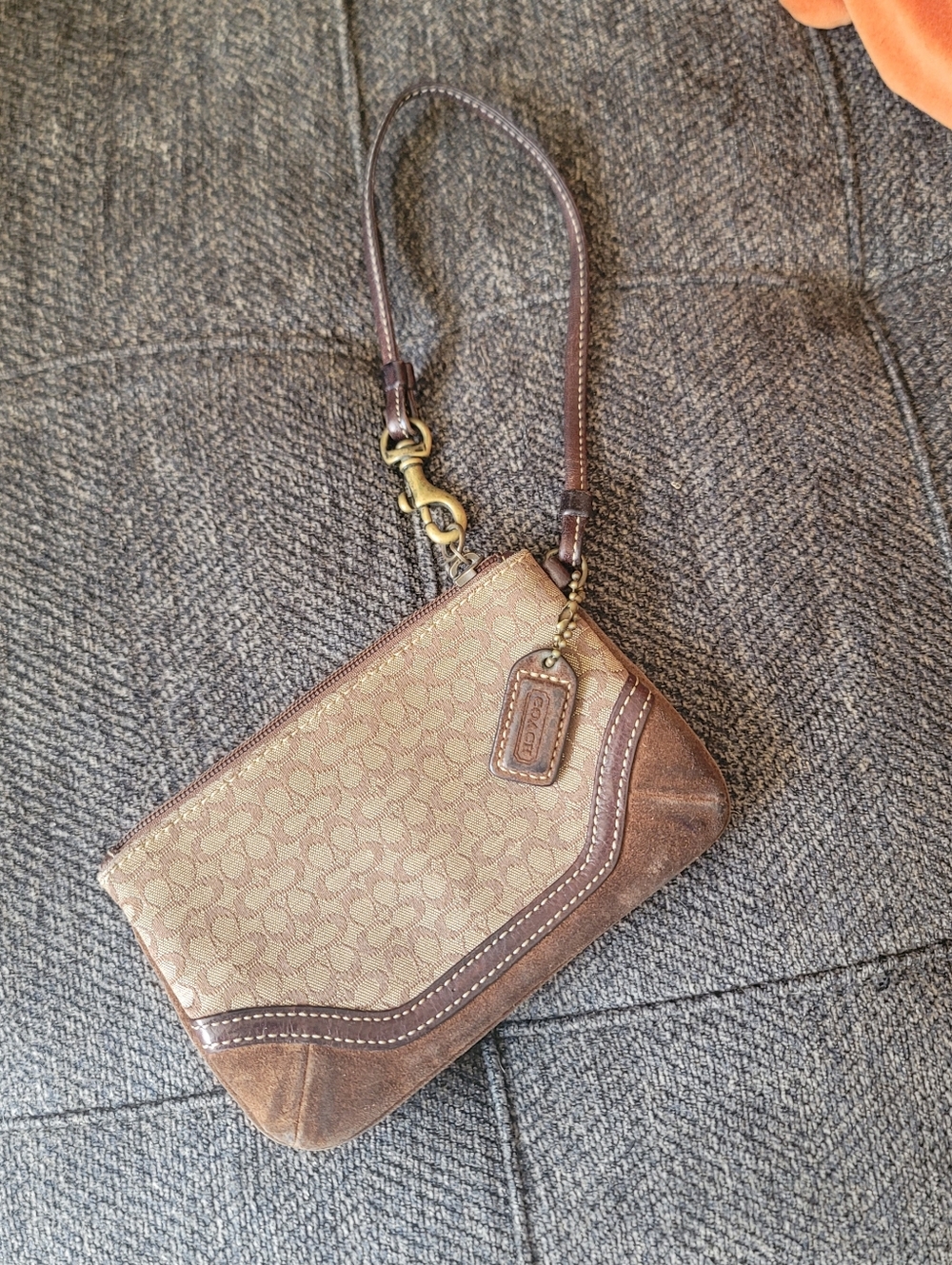 VINTAGE COACH Leather Trim Signature Jacquard Wristlet - Picture 8 of 8